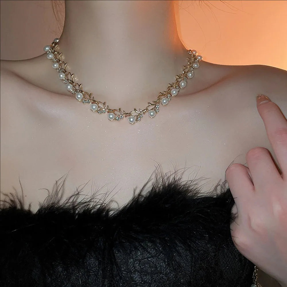 New Crystal-encrusted Light Luxury Pearl Necklace Earrings Retro Charm High-end Sophistication Collarbone Chain Jewelry Set