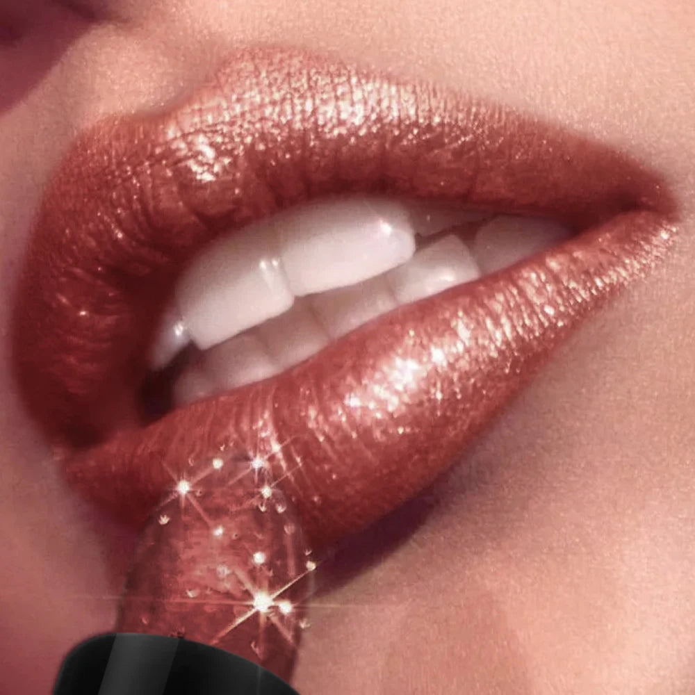 Glitter Lipstick, a pressable pearlescent lipstick, is very shiny like crushed diamond particles, smooth and long-lasting, has a