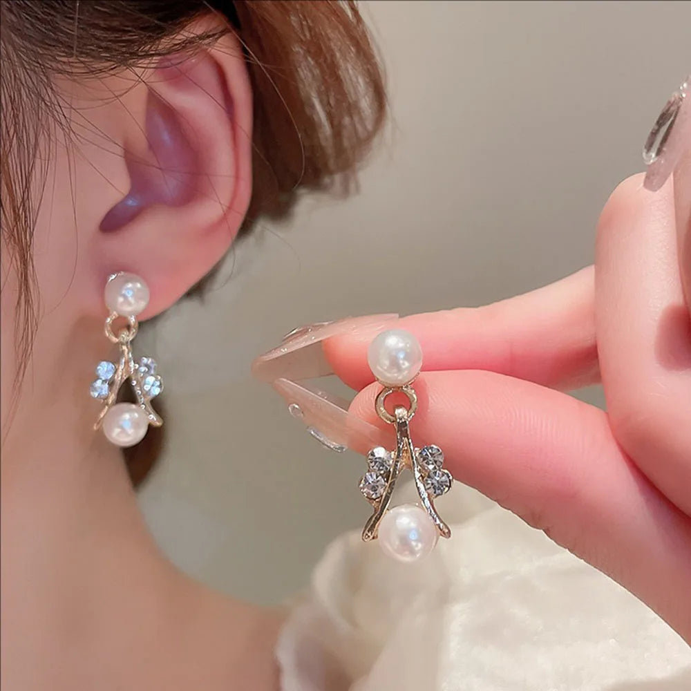 New Crystal-encrusted Light Luxury Pearl Necklace Earrings Retro Charm High-end Sophistication Collarbone Chain Jewelry Set