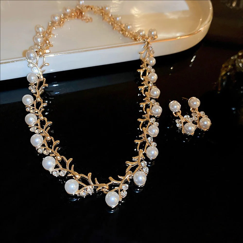 New Crystal-encrusted Light Luxury Pearl Necklace Earrings Retro Charm High-end Sophistication Collarbone Chain Jewelry Set