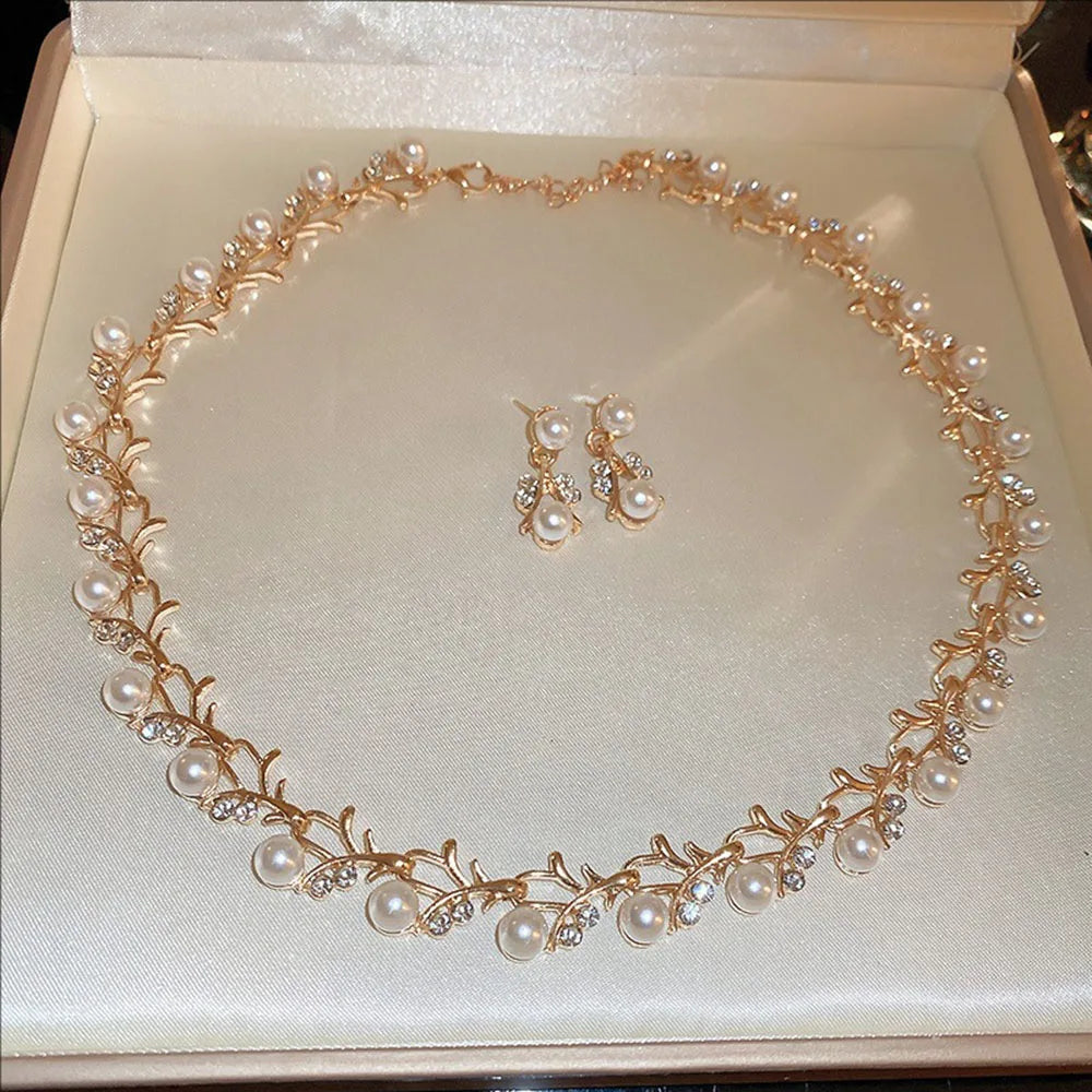 New Crystal-encrusted Light Luxury Pearl Necklace Earrings Retro Charm High-end Sophistication Collarbone Chain Jewelry Set