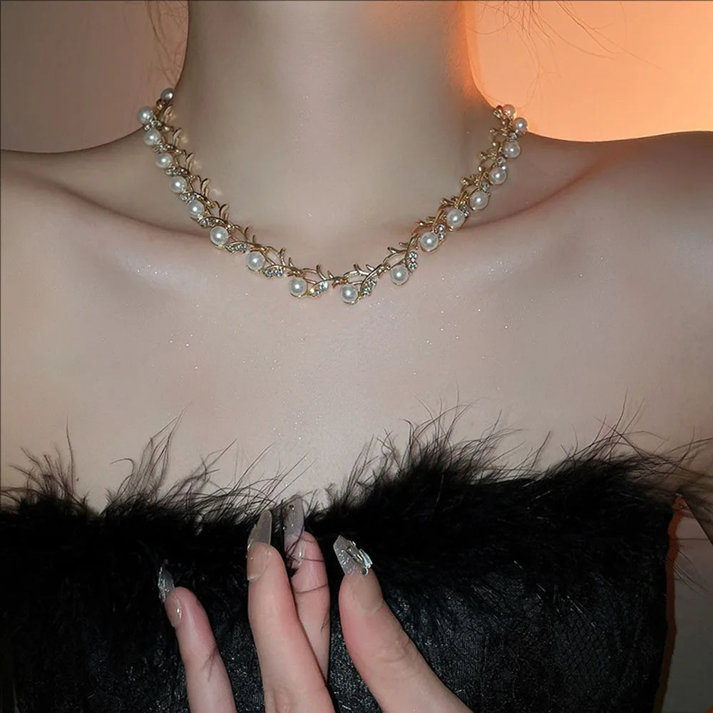 New Crystal-encrusted Light Luxury Pearl Necklace Earrings Retro Charm High-end Sophistication Collarbone Chain Jewelry Set